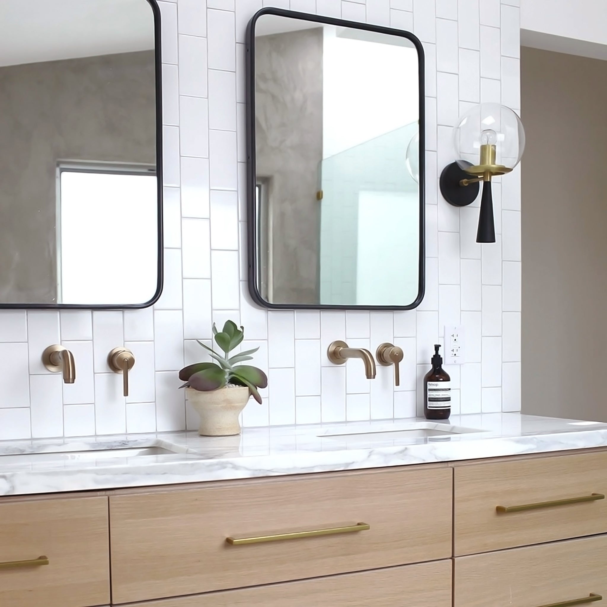 Audrey 8" shown in Matte Black with Brass with a Clear 8" globe. Interior design by Amanda Dawbarn. Photo by Jeff Mindell