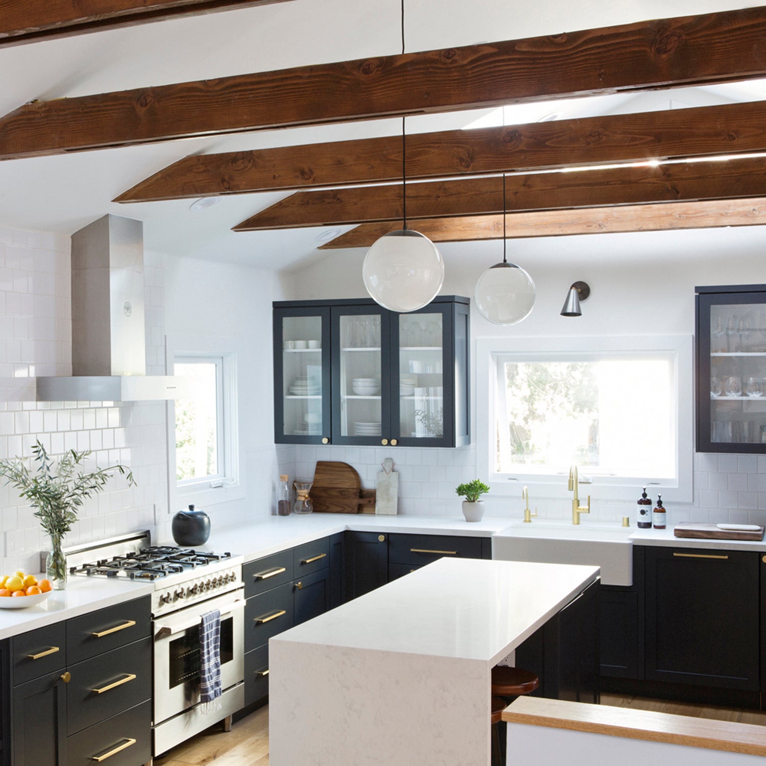 Alto Rod 12" Opal shown in Graphite Patina. Interior design by Carly Waters. Photo by Vivian Johnson