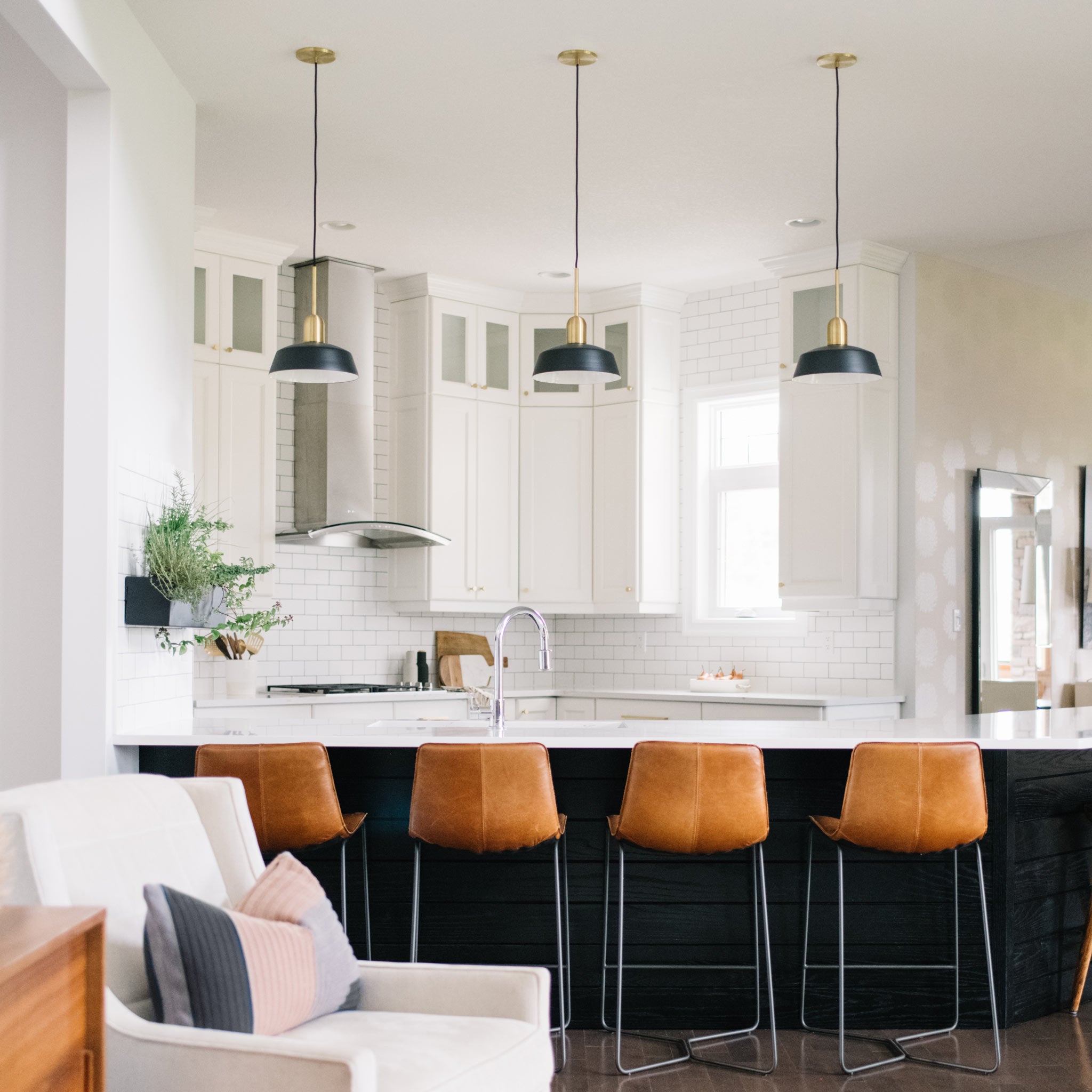 Meadowlark 11" Luxe Cord shown in Matte Black with Brass and Black Cloth cord. Interior design by Laurie Griffiths Design. Photo by Tracey Jazmin