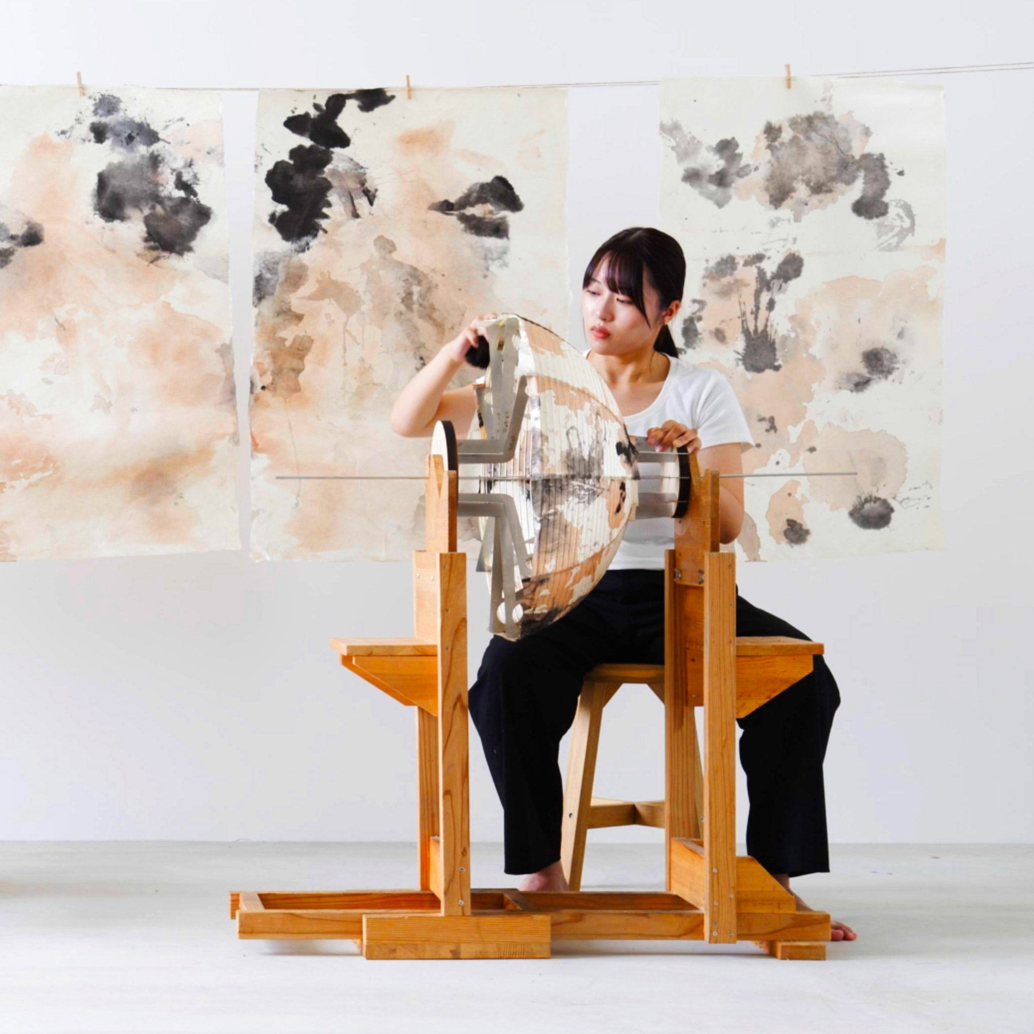 Maru Kakishibu chōchin washi shade being made by artisan in Japan