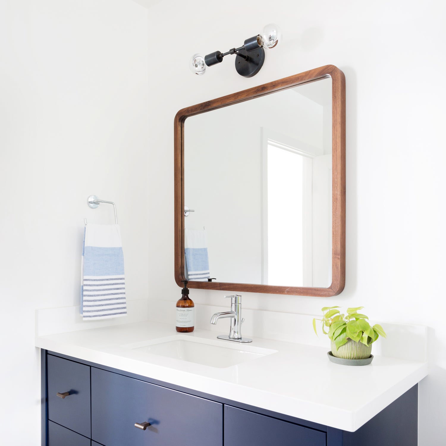 Vista 2 shown in Graphite Patina. Interior design by Carly Waters. Photo by Amy Bartlam